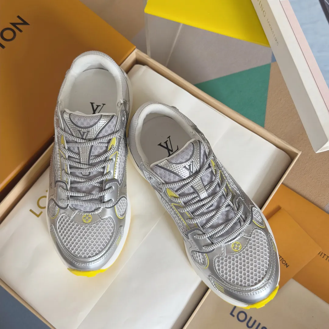 Top version: Couple model 640💰 LV Louis Vuitton L House Donkey Brand Latest Olympia Series Couple Model Silver Horn King Casual Sports Shoes Running Shoes This LV Olympia sports shoe combines mesh fabric and metallic synthetic leather and other technical fabrics to reinterpret the classic running shoe design with a neat and simple design. Lightweight EVA outsole provides a stretchy fit. Rich details such as Monogram embossing and LV letters establish recognition. Exquisite packaging at the delivery counter🛍📦 ▪️Fabric: original imported technical fabric + mesh ▪️Inner lining: original customized breathable mesh ▪️Sole: original molded rubber foam material ▪️Sole thickness: 3.5CM ▪️Size: women's 35-40 / men's 39-44